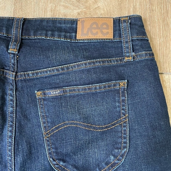 Lee Burmuda jean shorts ~ dark wash denim stretch ~ 9 in inseam women’s size 12M - Picture 6 of 13